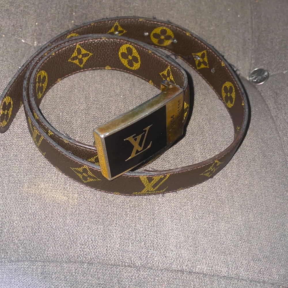 I’m selling a Louis Vuitton belt for 250$